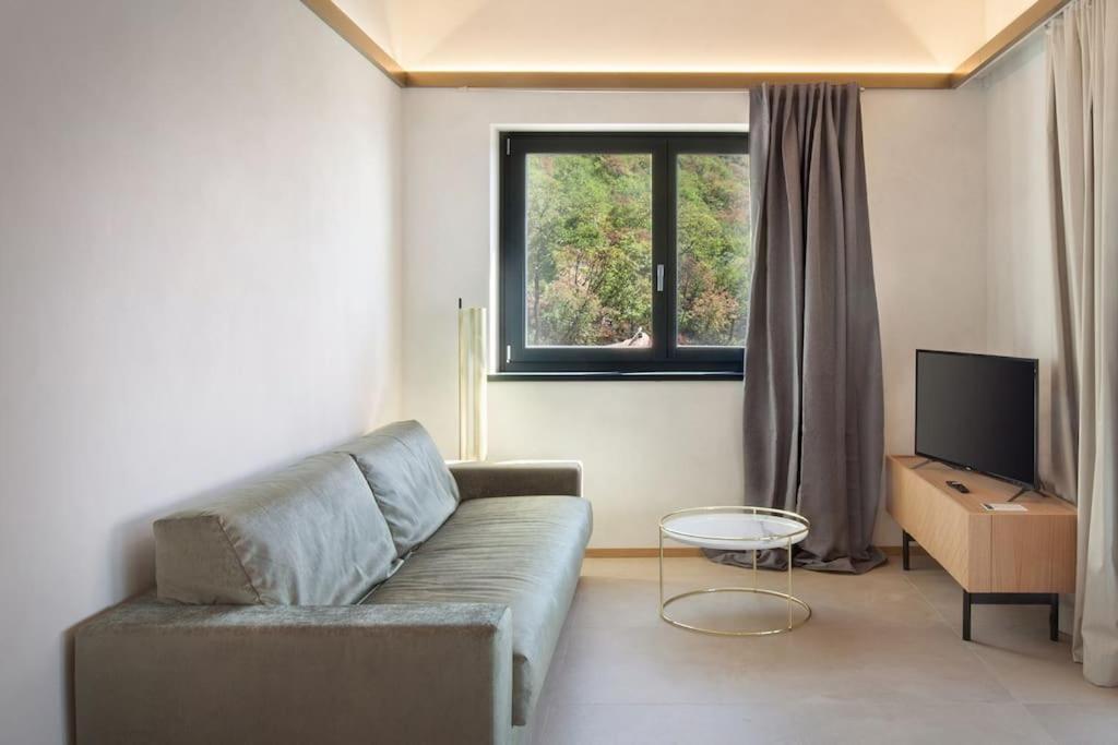 Villa Divina - Apt Divina Con Piscina E Vista Lago Castelletto Di Brenzone Kültér fotó